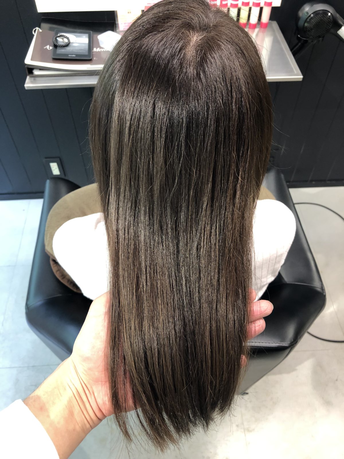 スロウカラーのオリーブアッシュ