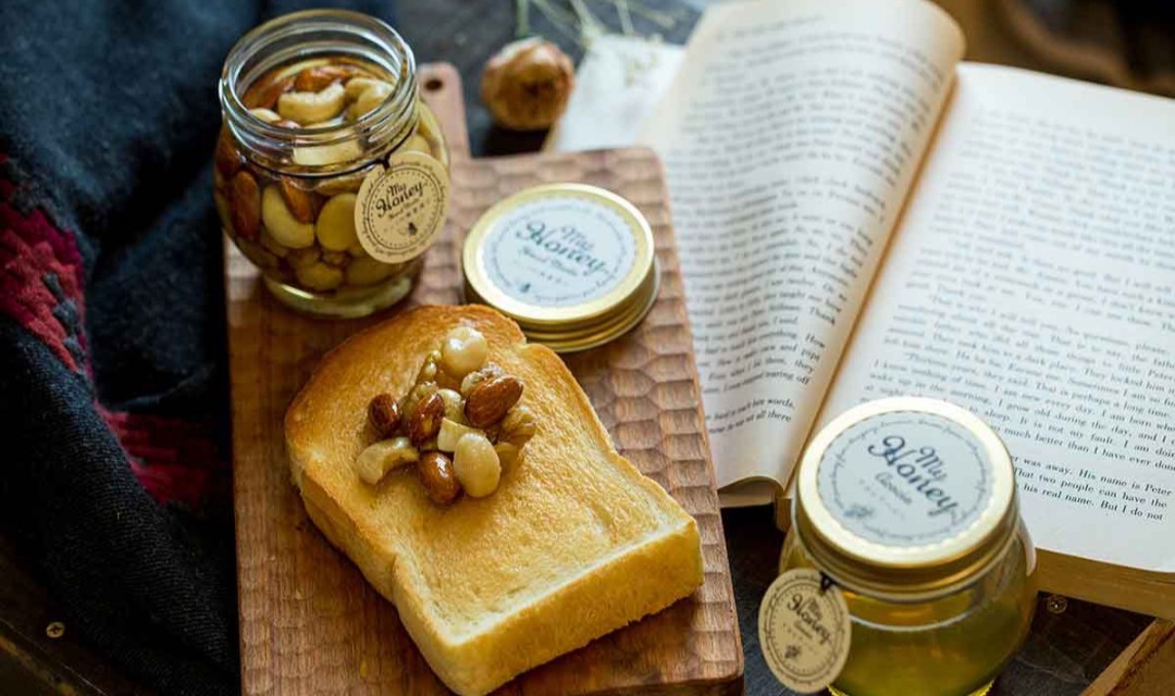 マイハニー　ナッツの蜂蜜漬け　トースト　朝食